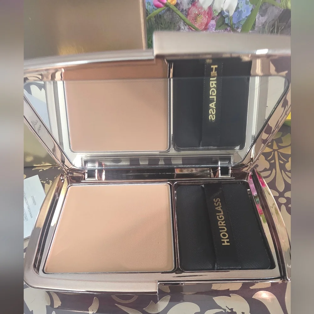 *TAN Translucent : Hourglass Vanish Airbrush pressed powder compact.